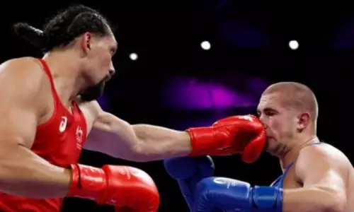 Украинского боксера на глазах Усика нокаутировали на Олимпиаде-2024