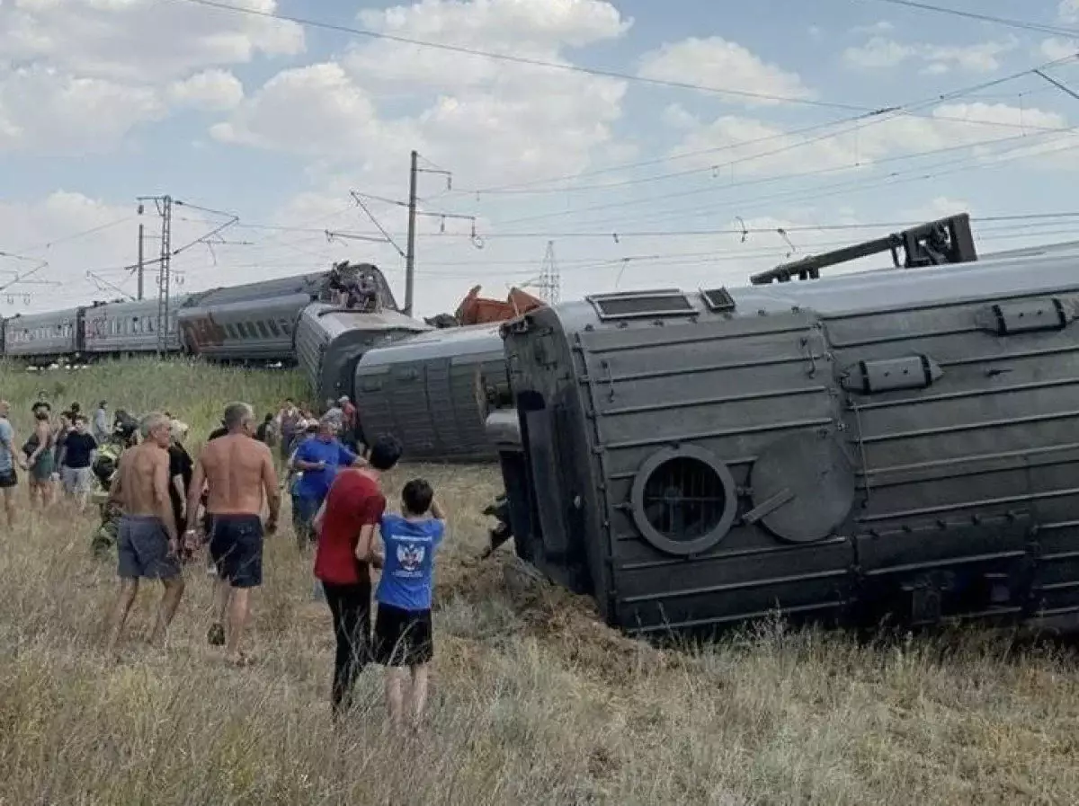 Названо число пострадавших после столкновения поезда с грузовиком в России