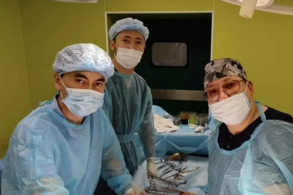 Гигантскую опухоль весом 6 кг удалили у пациентки онкологи в Таразе