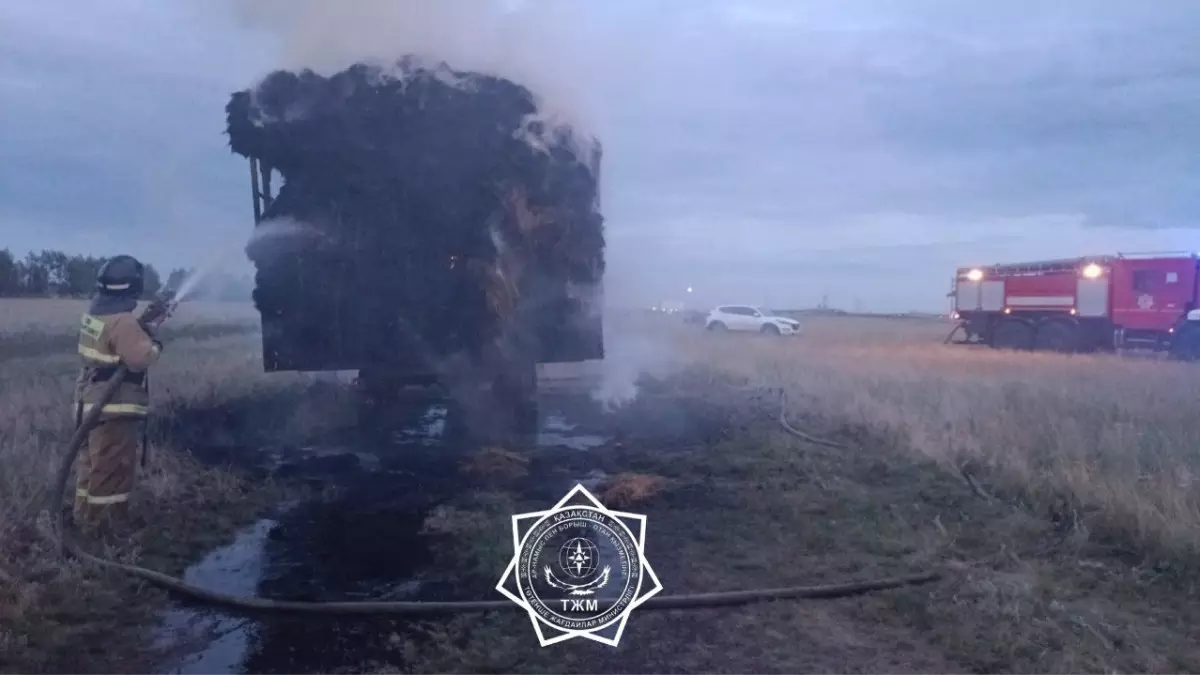 Три тонны сена сгорело в прицепе трактора в Акмолинской области