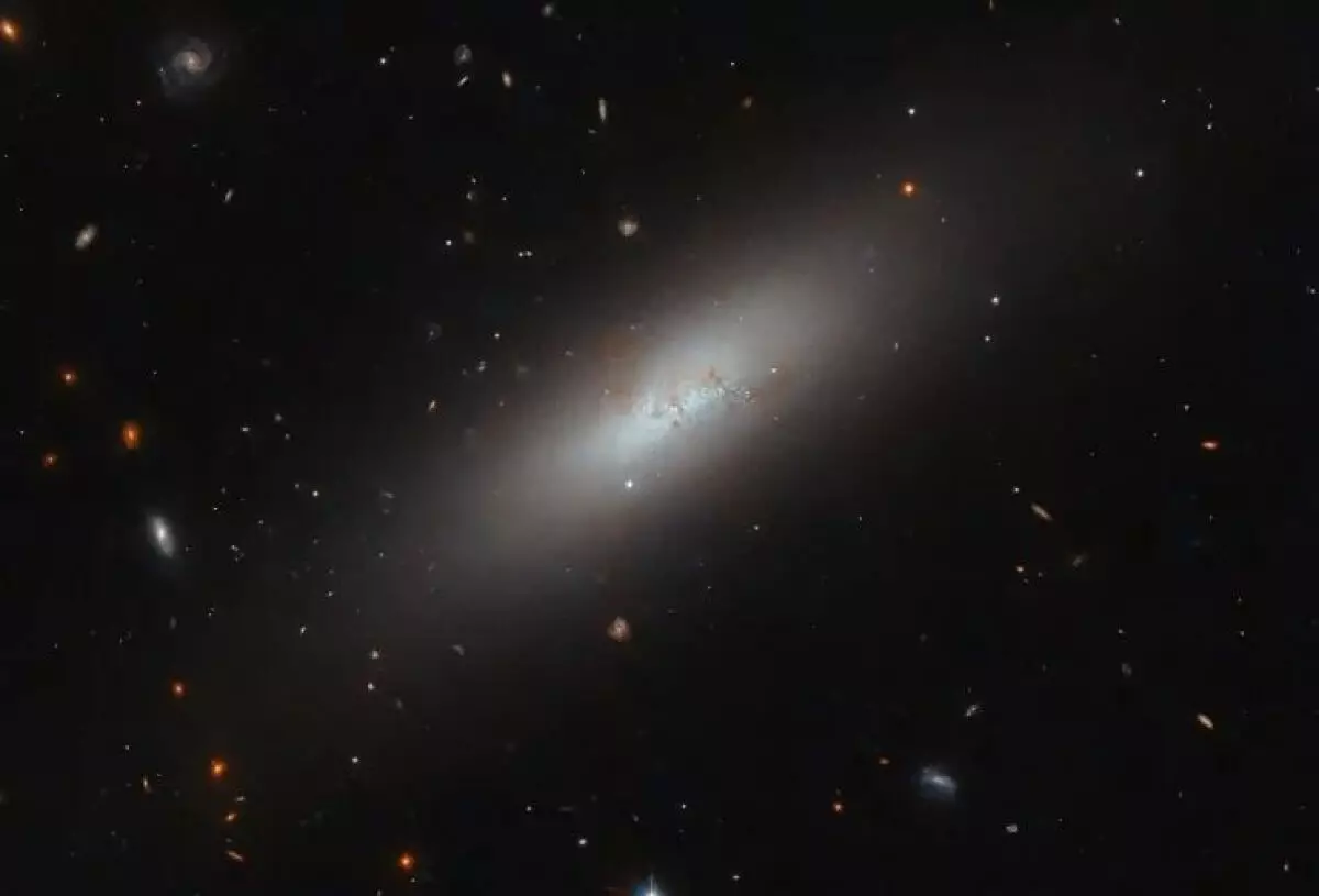 Телескоп Hubble показал карликовую галактику в созвездии Девы