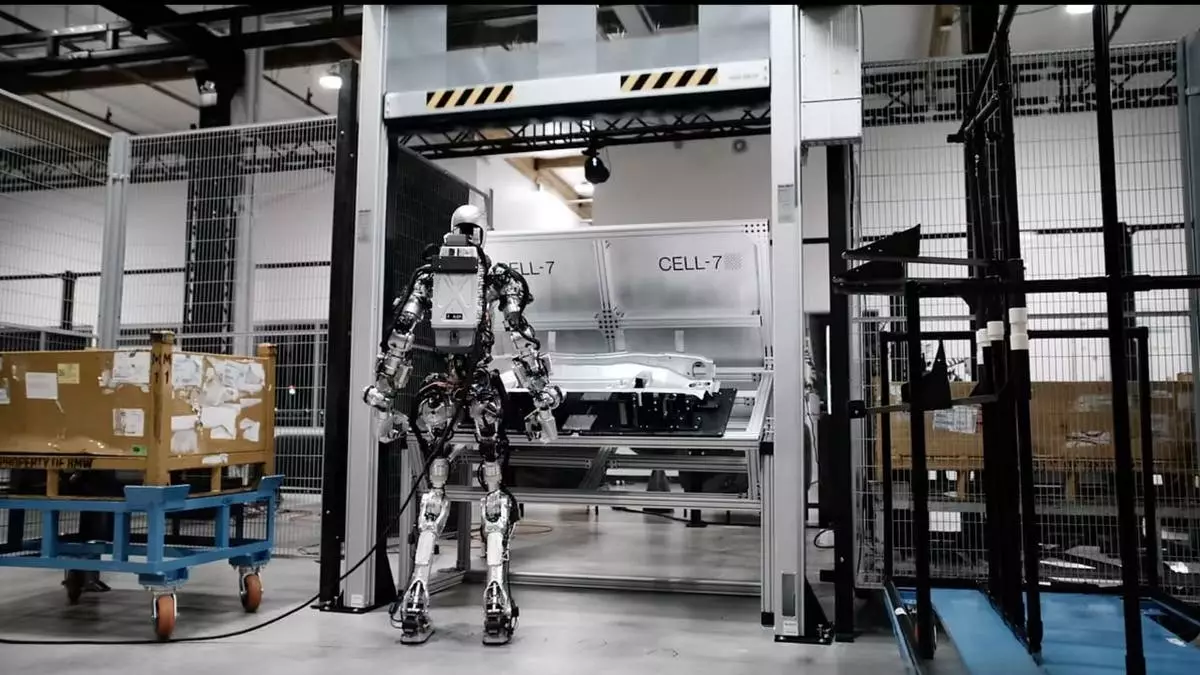 Робот-гуманоид приступает к работе на сборочном заводе BMW