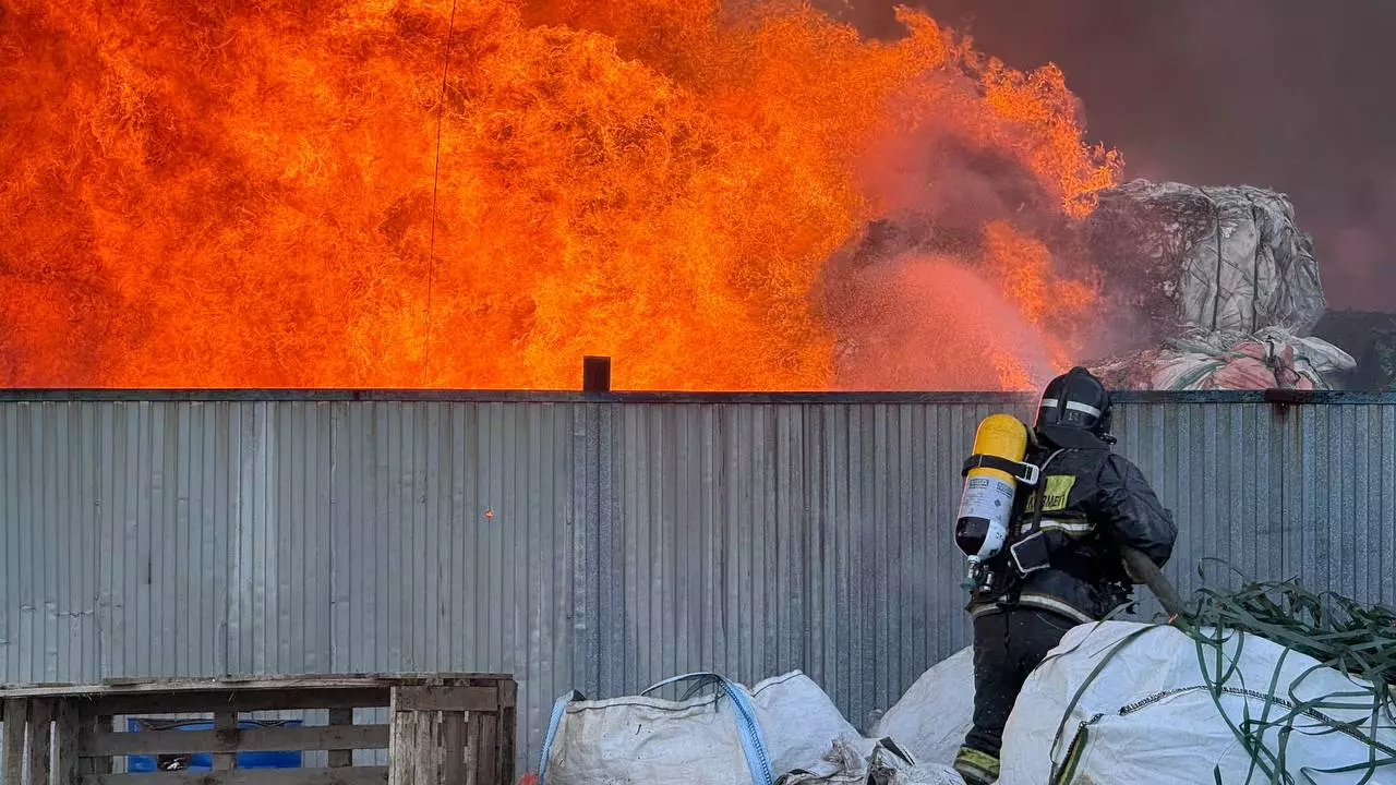 Крупный пожар на территории пункта приема вторсырья ликвидировали вблизи Кокшетау