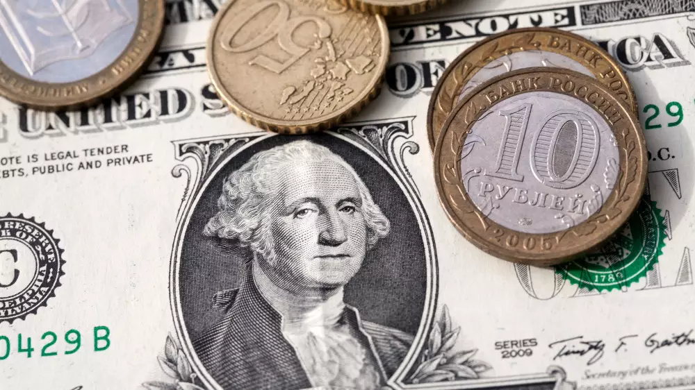 Сколько стоят доллар, евро и рубль в обменниках Казахстана