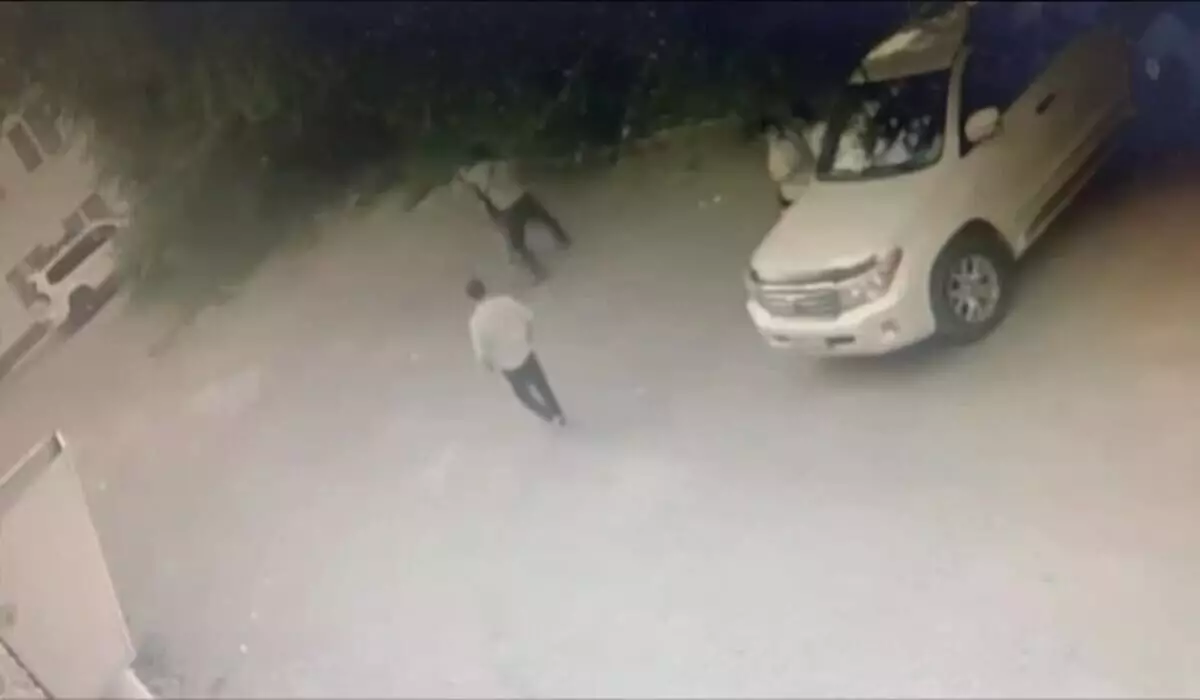 «Еще и нож с собой взял»: драка двух мужчин попала на видео в Алматы