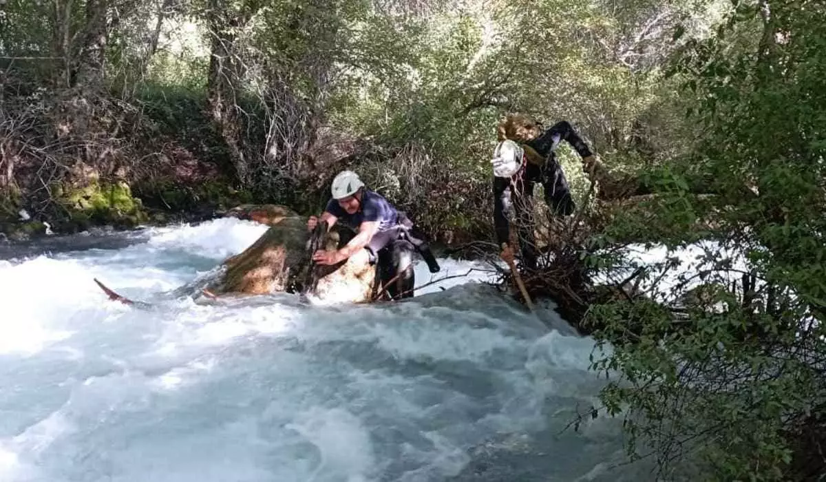 Пытаясь сделать селфи, девочка упала в горную реку на юге Казахстана