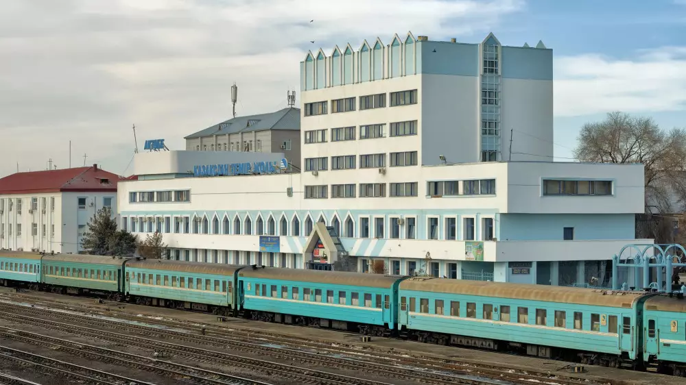 Министра спросили, когда в Казахстане избавятся от старых вагонов