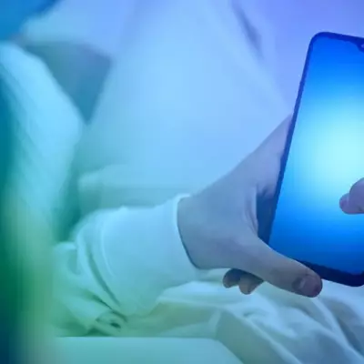 Ученые: синий свет от смартфона портит кожу лица