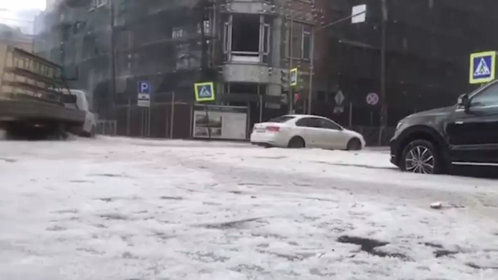"Опять снегодождь": необычные осадки накрыли Казань в конце июля