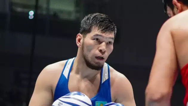 Чемпион мира из Казахстана с нокдауном выиграл бой на Олимпиаде-2024