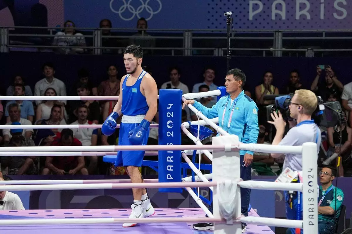 Чемпион мира из Казахстана после нокдауна выиграл бой на Олимпиаде-2024