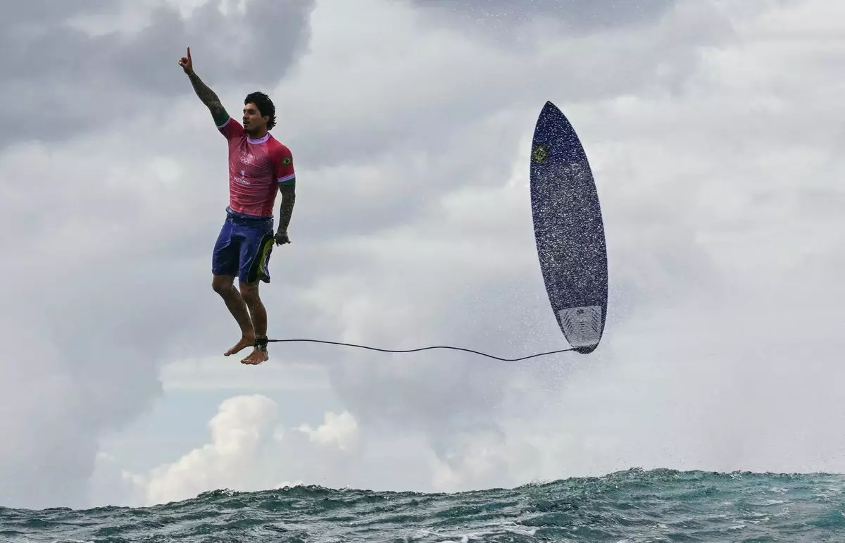 МОК восхитился фото бразильского серфингиста Медины на Олимпиаде