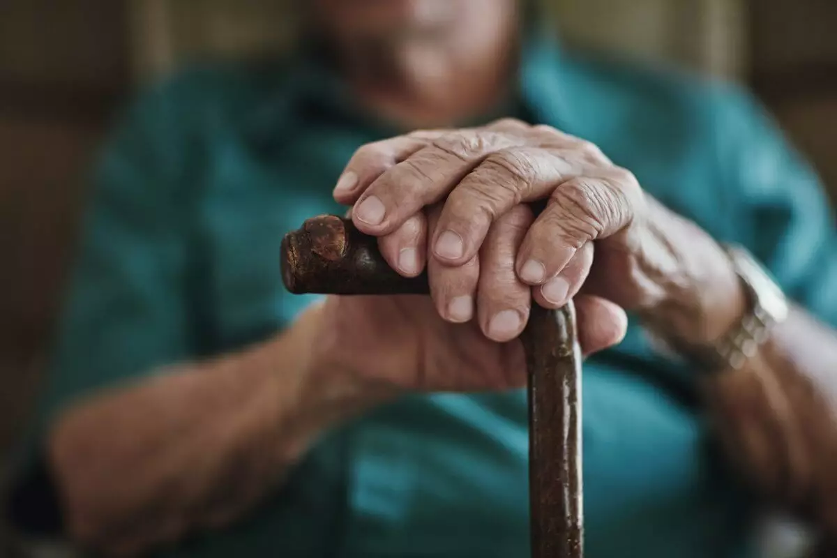 83-летнего пенсионера избили в подъезде дома