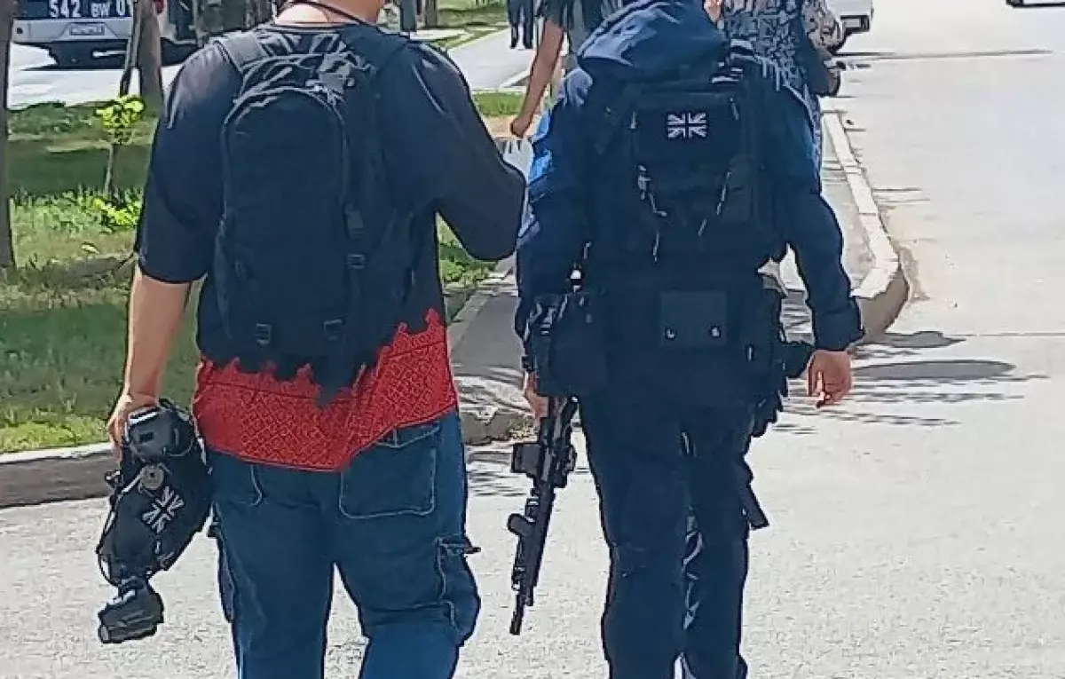 Гуляющие с оружием в руках люди напугали астанчан