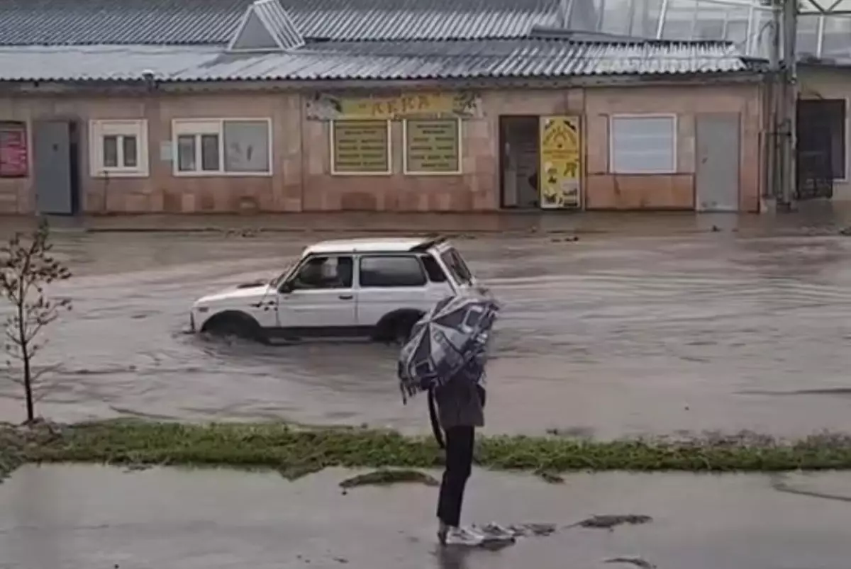 Черпали воду и ловили рыбу: как в Степногорске намерены решать проблему неработающих ливнёвок