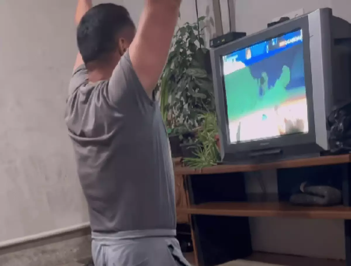 Елдос Сметов подарил телевизор своему болельщику (ВИДЕО)