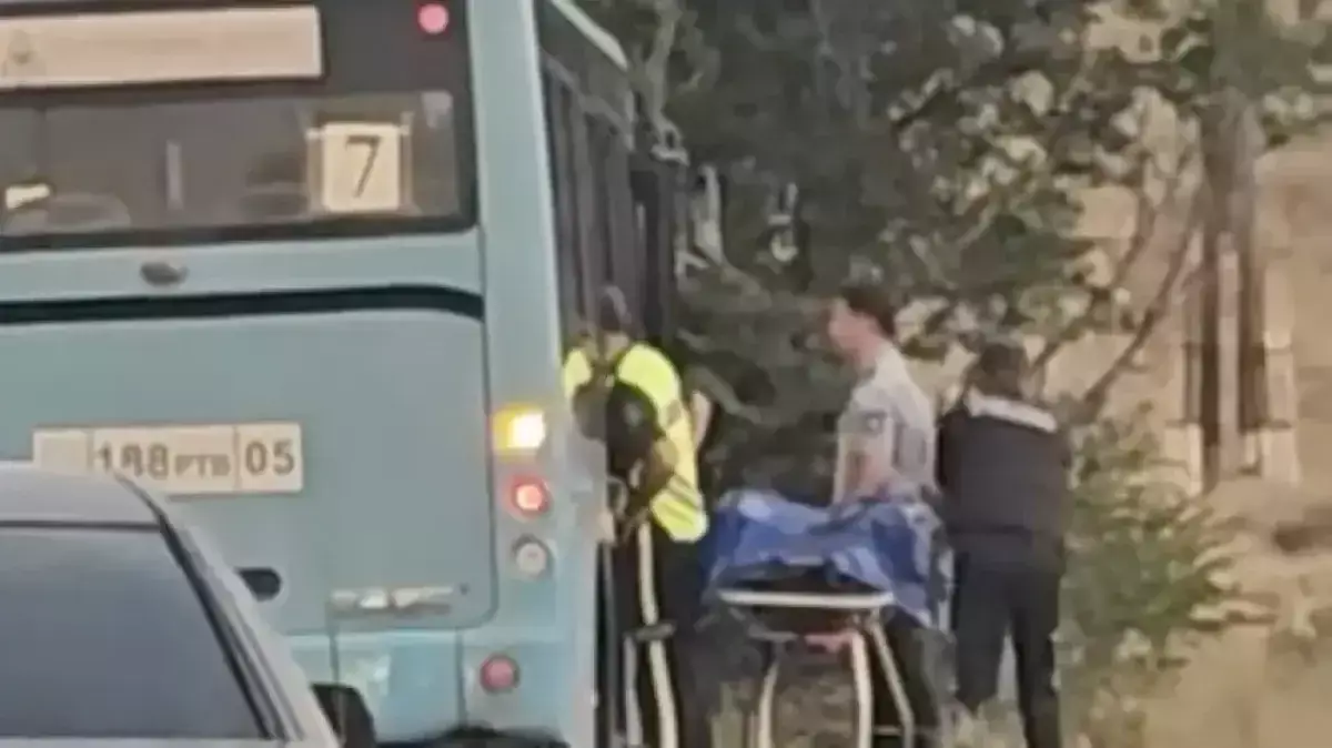 Мужчина напал с ножом на пассажира в автобусе в Конаеве