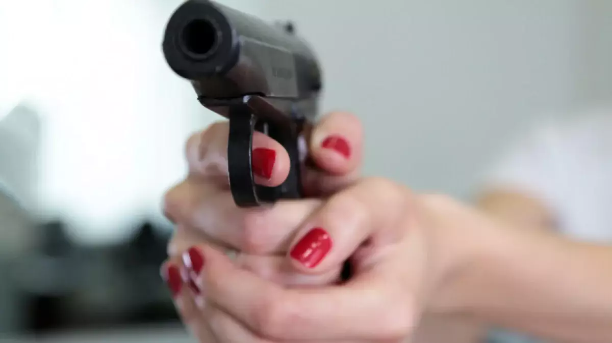 Женщина открыла стрельбу из пистолета в детском саду