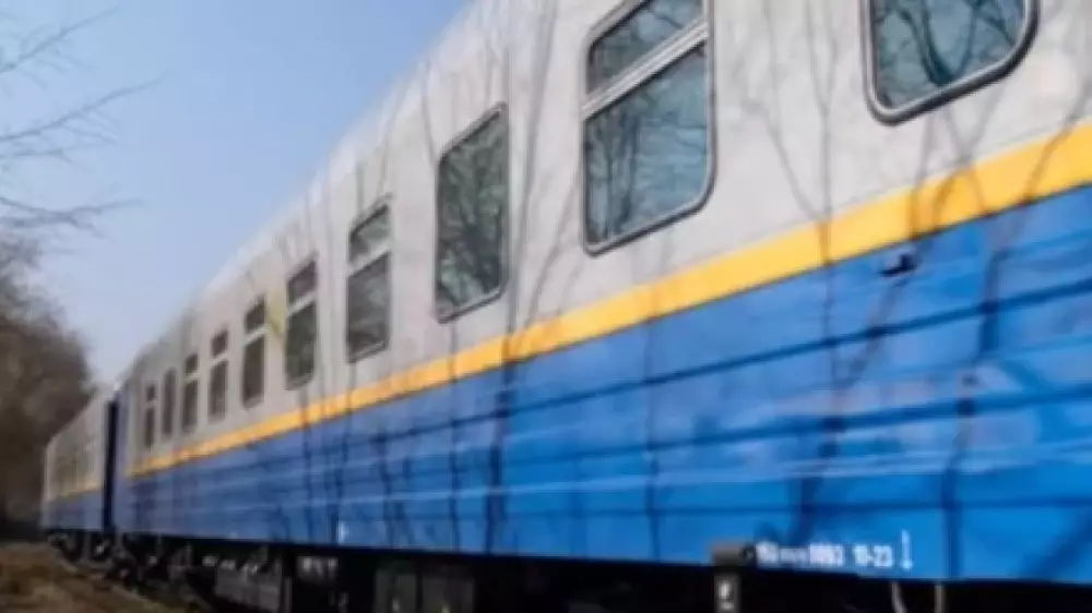 "Пришлось запихать одеяло": казахстанка показала ужасную поездку на поезде Костанай – Алматы