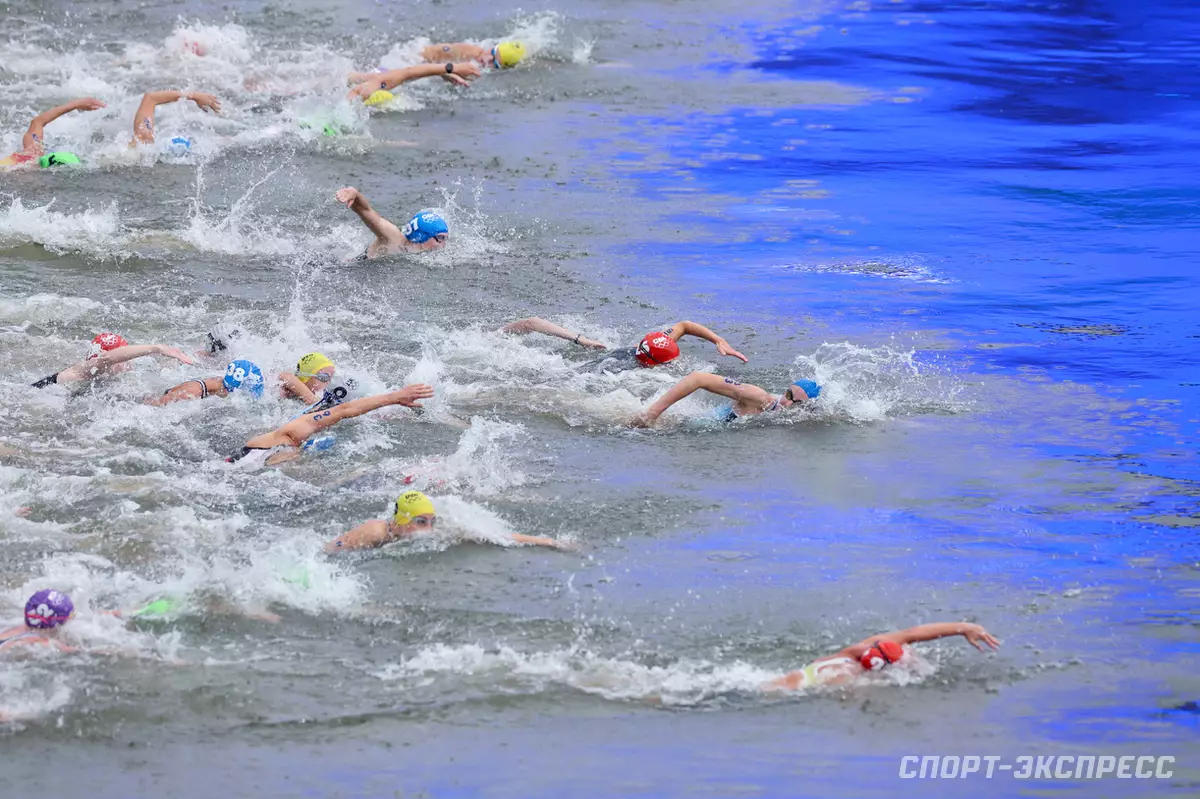 Олимпийцы все-таки нырнули в Сену. Фото экстремального заплыва