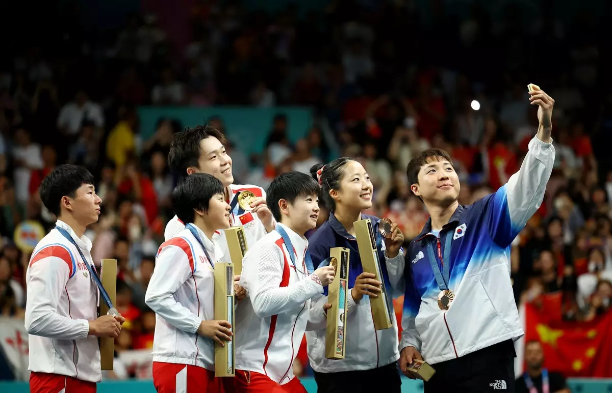 Призеры Олимпиады из КНДР и Южной Кореи сфотографировались после завоевания медалей