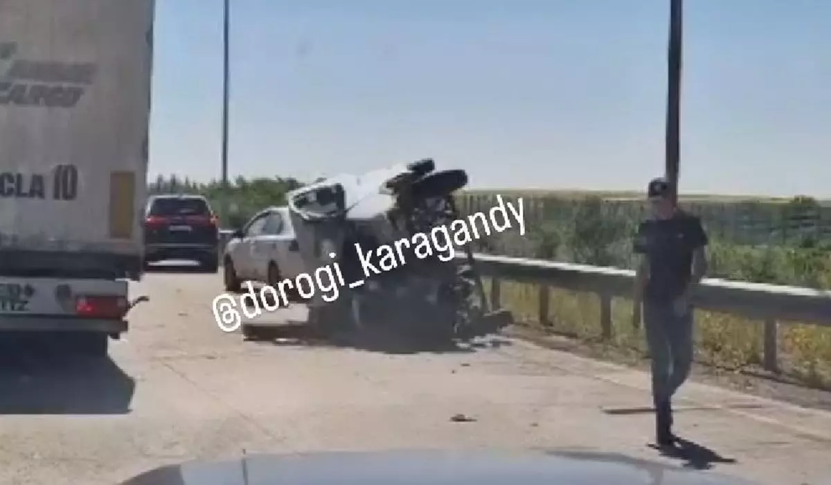 «ГАЗель» столкнулась с двумя авто близ Караганды (ВИДЕО)