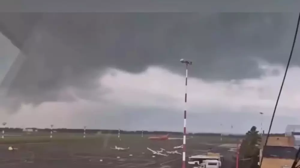 Смерч разбросал самолеты в аэропорту в Татарстане