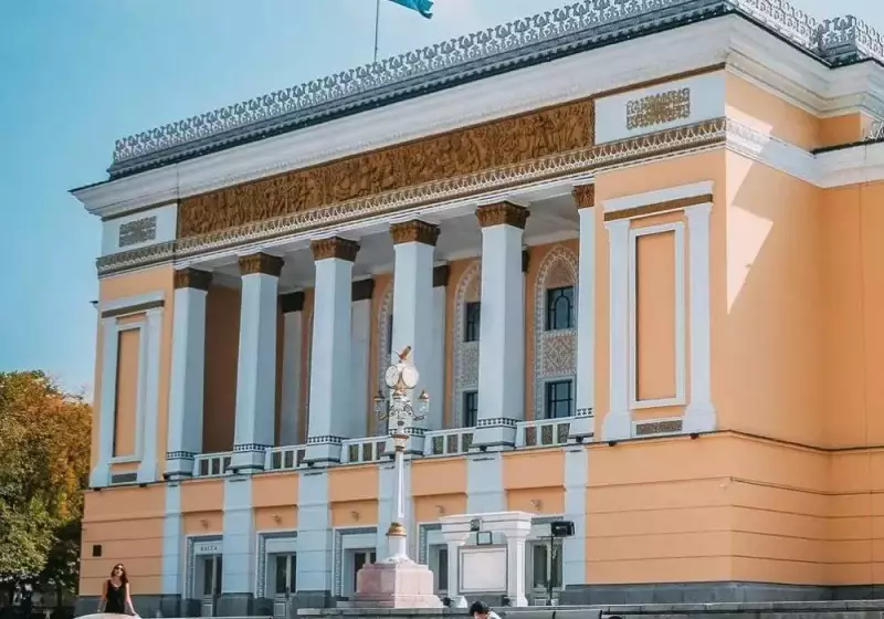 Казахский театр оперы и балета уволил девять женщин-капельдинеров
