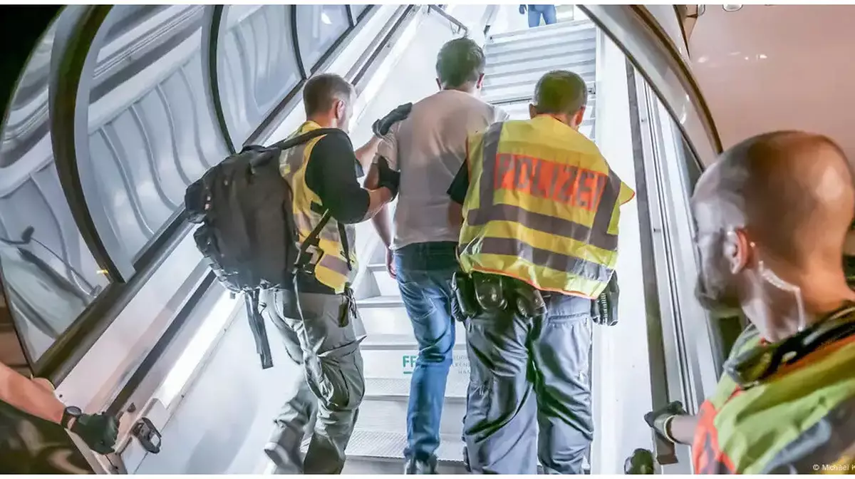 Германиядан сириялықтар мен ауғандықтарды депортациялау: Берлинде дау туды