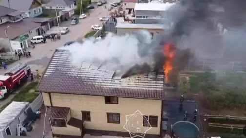 В Косшы загорелся двухэтажный дом