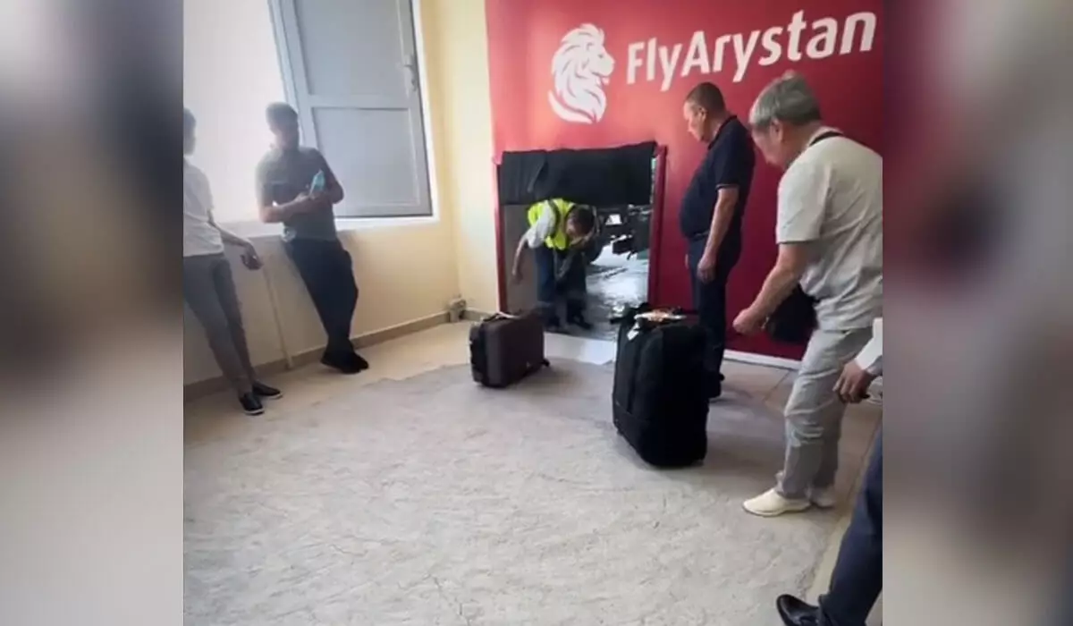 «Прогресс дұрыс бағыт алмаған сияқты»: Қызылорда әуежайында багаж таспасының орнында адам тұр