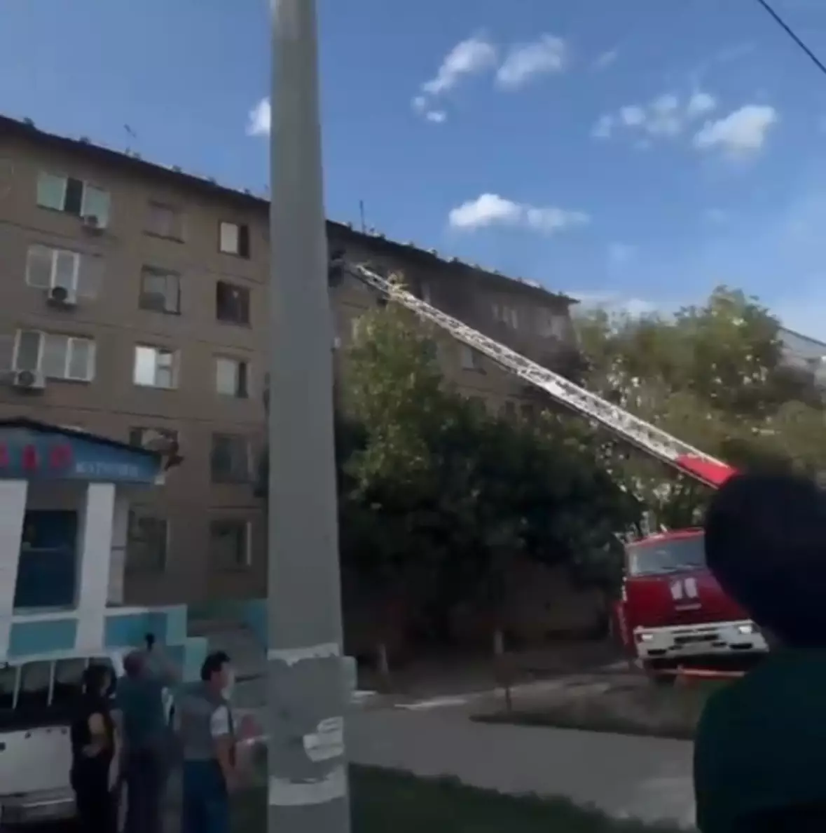 Шестерых детей эвакуировали при пожаре в квартире жилого дома в Атырау  