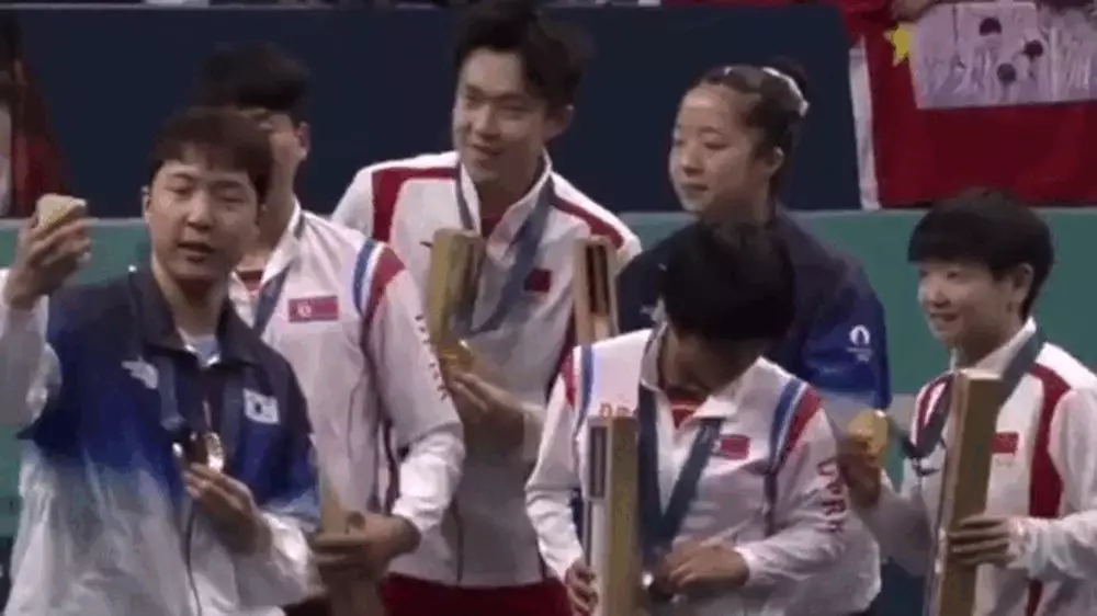Спортсмены из Южной и Северной Кореи сделали селфи на Олимпиаде
