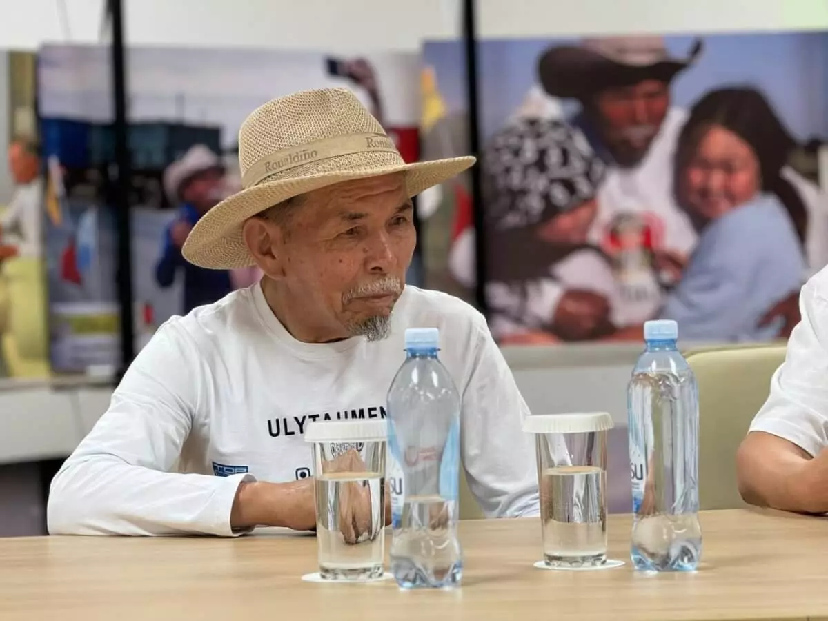 74-летний марафонец отправляется в пешее путешествие из Казахстана в Китай