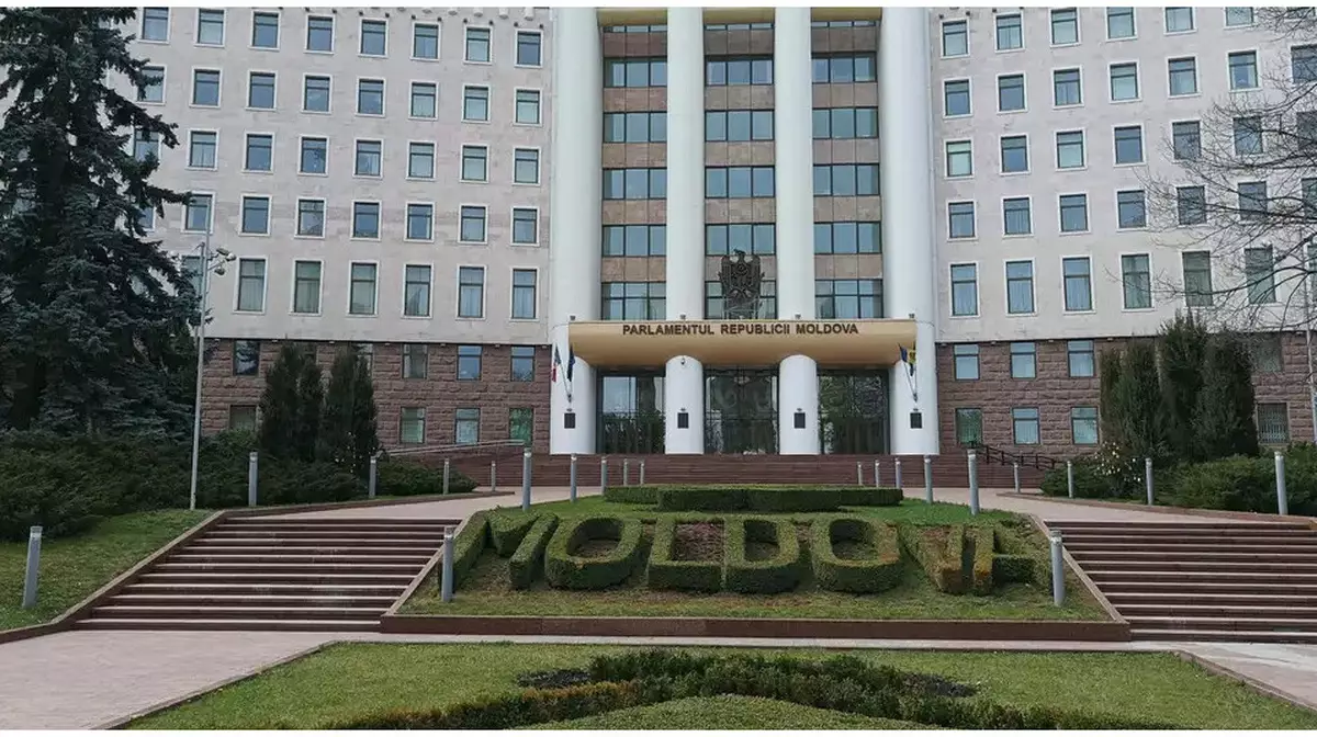 Молдова парламентінің ғимаратында тінтулер жүргізілді