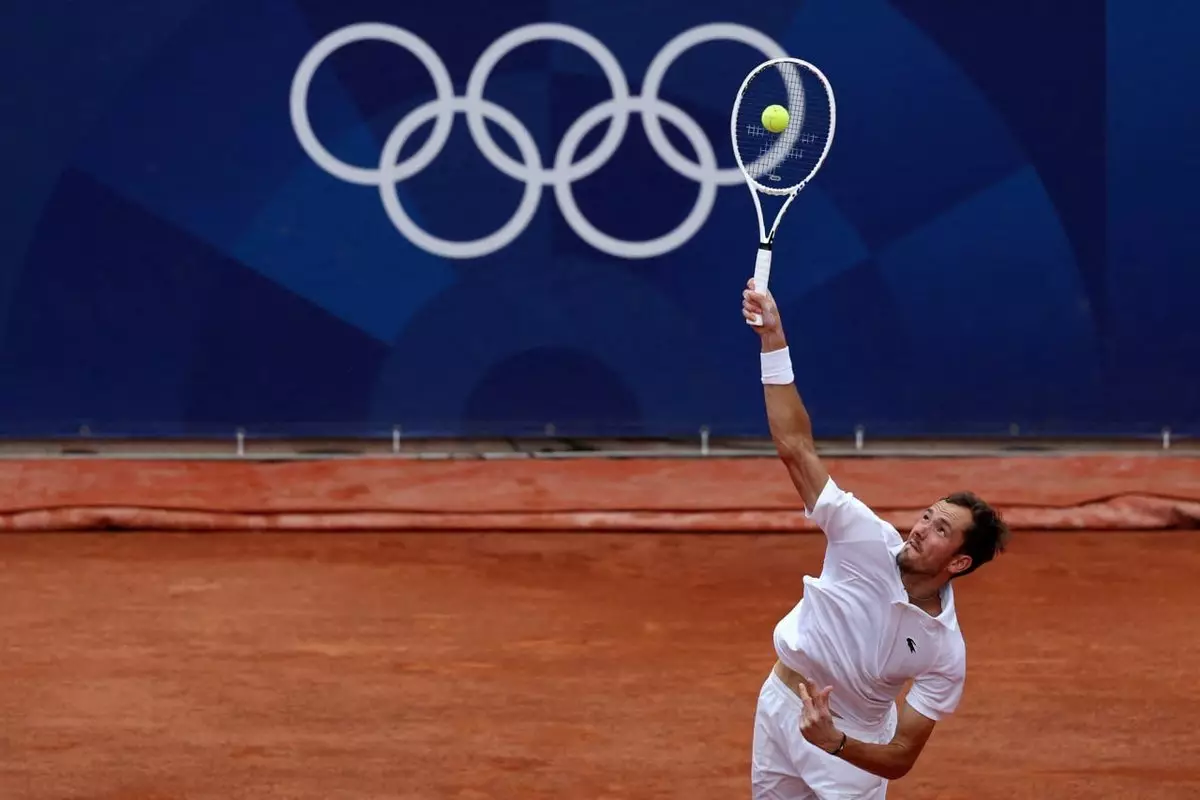 Медведев в гневе сломал ракетку после вылета с Олимпиады