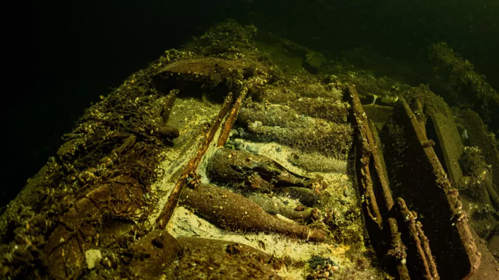 Груженный шампанским корабль нашли дайверы на глубине моря