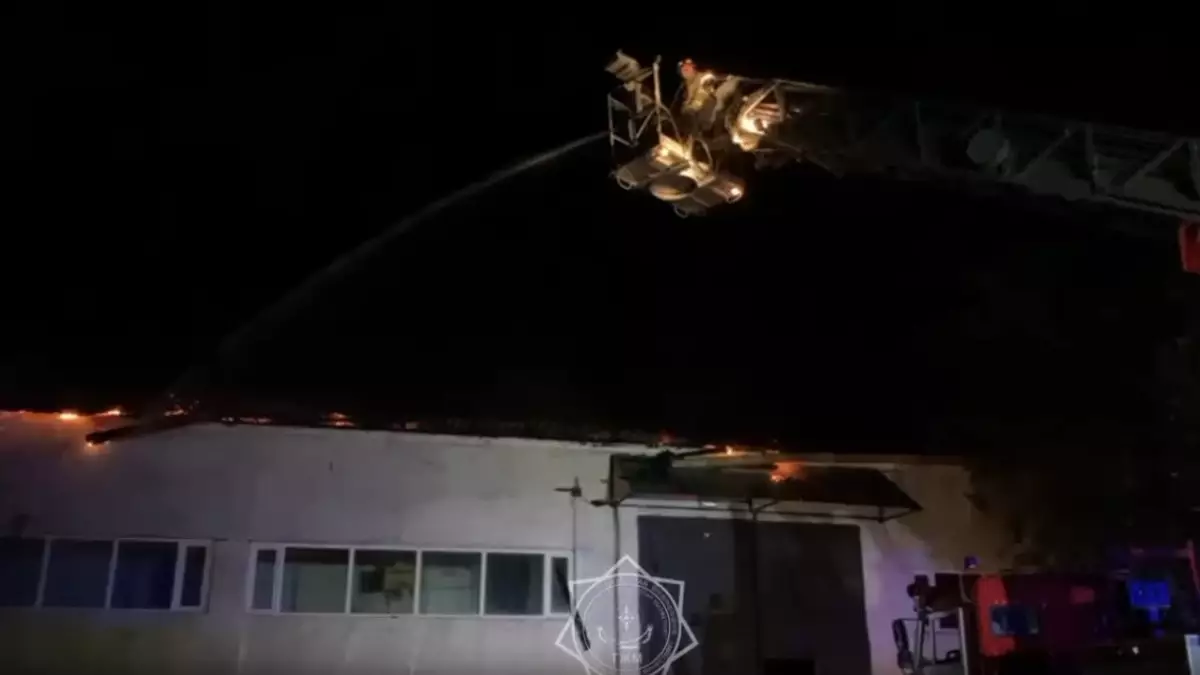 Пожар на складе на площади почти 500 м² тушили в Жезказгане