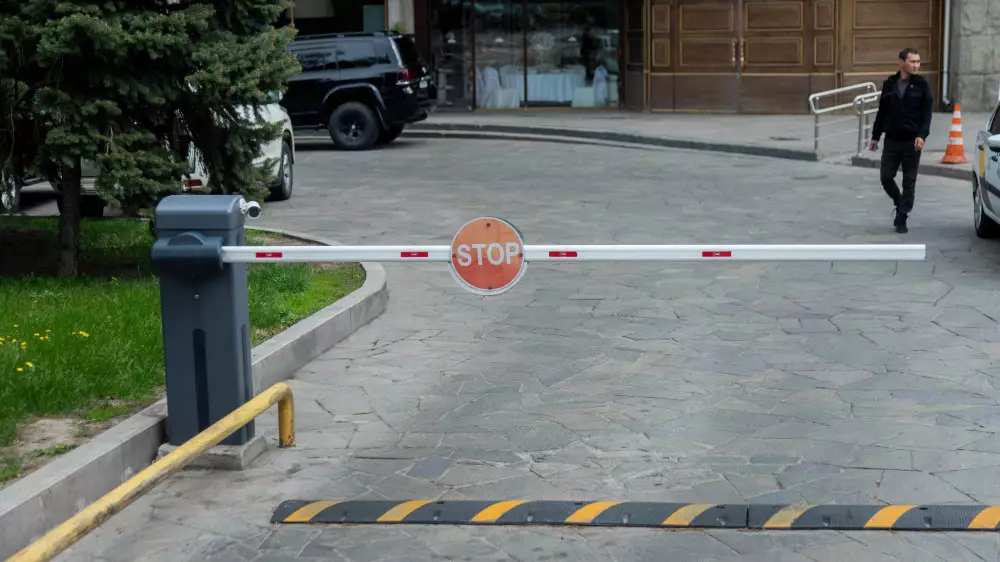 Запрещены ли шлагбаумы во дворах Алматы? Полный гид