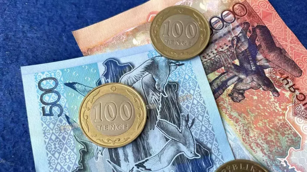 Сколько стоят доллар, евро и рубль в обменниках 1 августа
