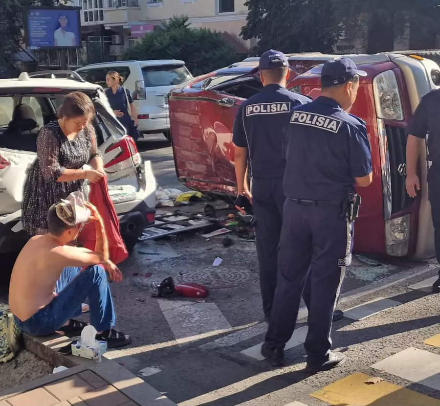 Алматыда полицейлердің автобусы жол апатына ұшырады