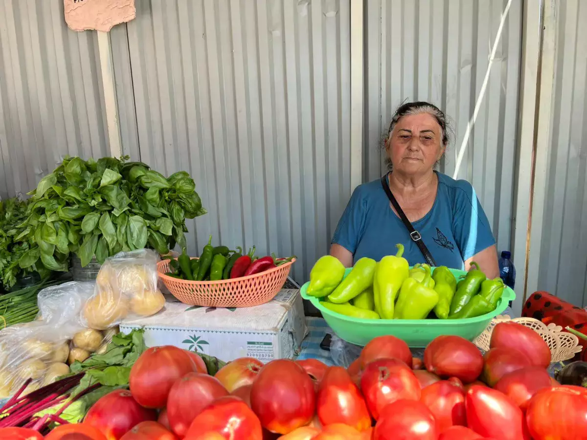 Будни пенсионеров, торгующих на улице в Астане: пенсии, разница цен и условия