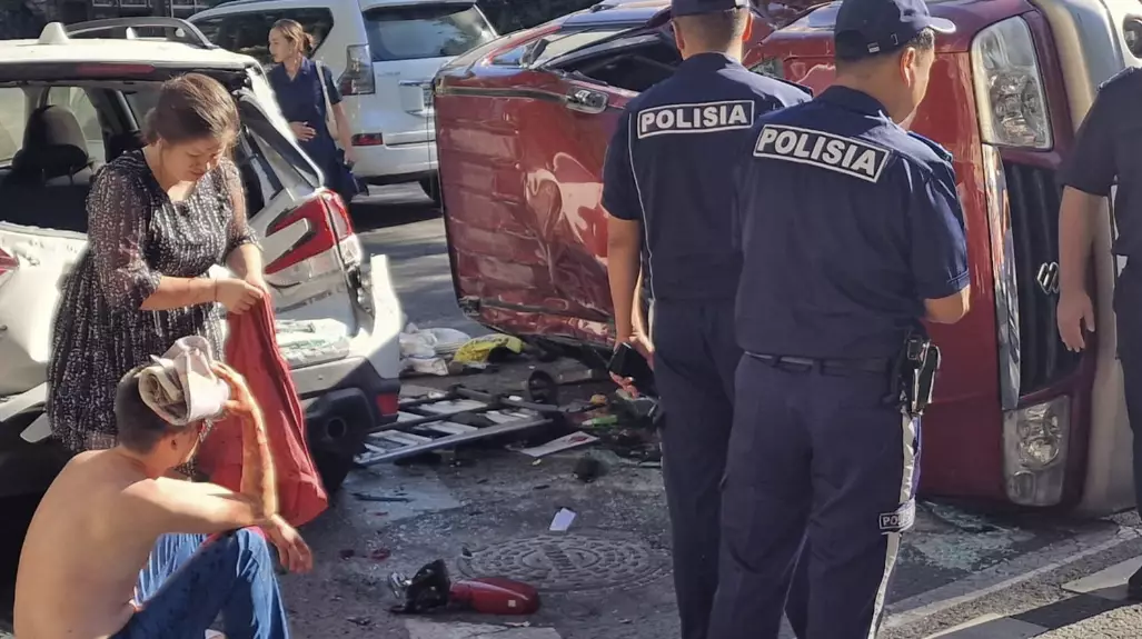 Полицейский автобус врезался в автомобиль на перекрестке в Алматы
