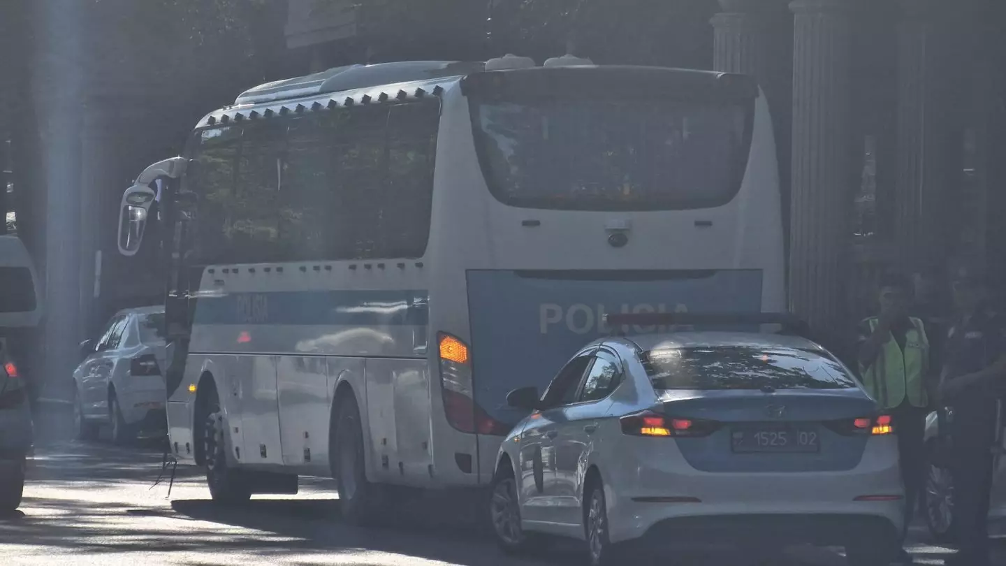 Полицейский автобус сбил легковушку на перекрёстке в Алматы