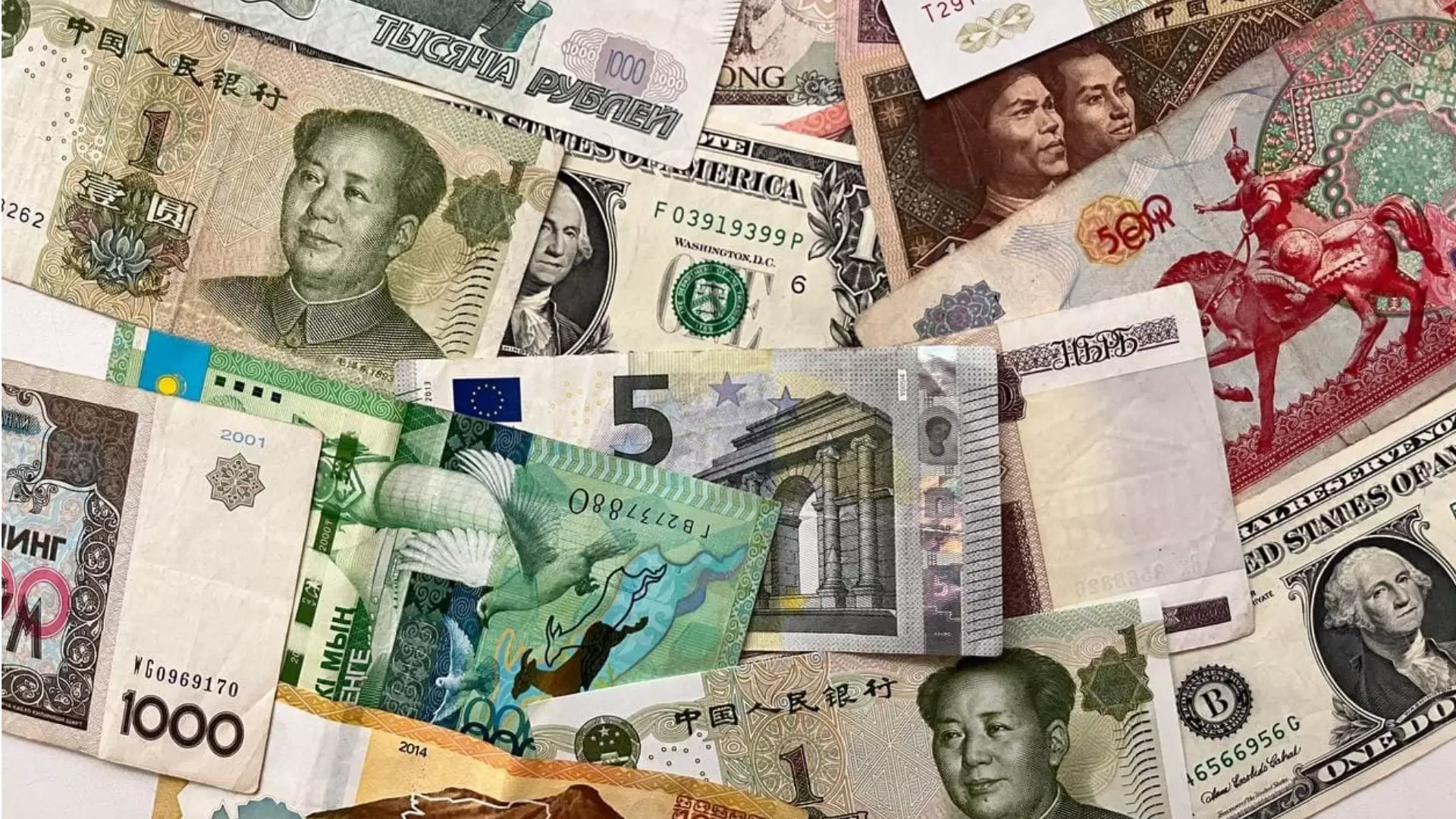Тенге ослабел ко всем валютам в июле