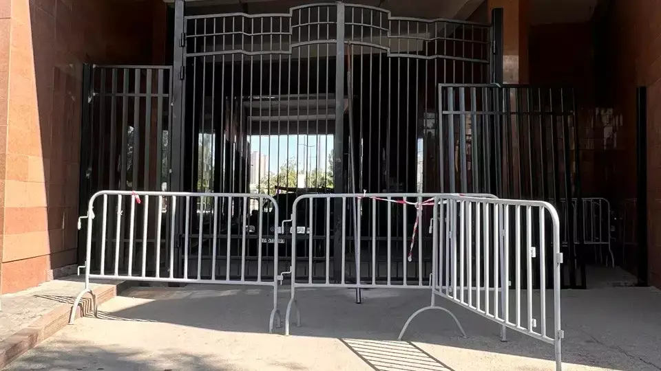 В акимате объяснили установку высотных ворот на Доме министерств в Астане 