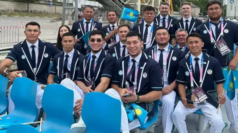 Болельщики обсуждают отклеивающийся с формы олимпийцев флаг Казахстана (ВИДЕО)