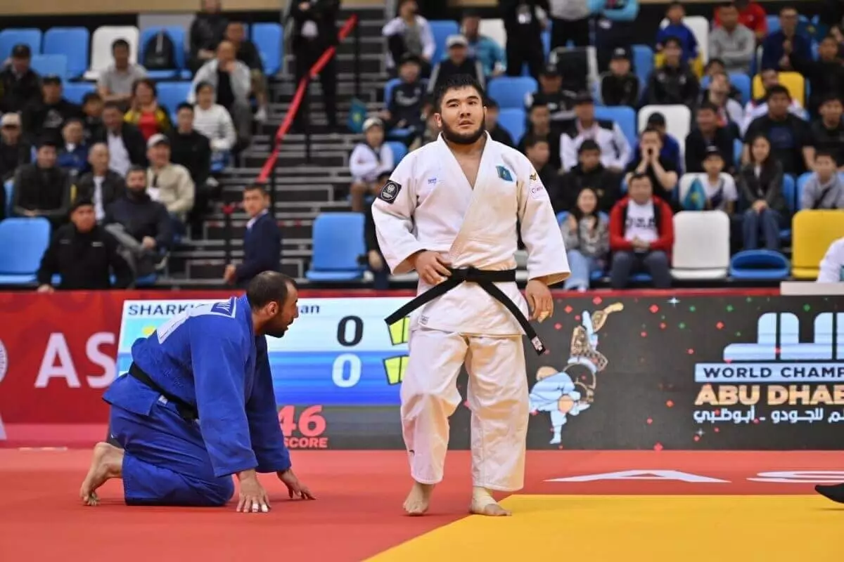 Нурлыхан Шархан победил в первой схватке на Олимпиаде-2024
