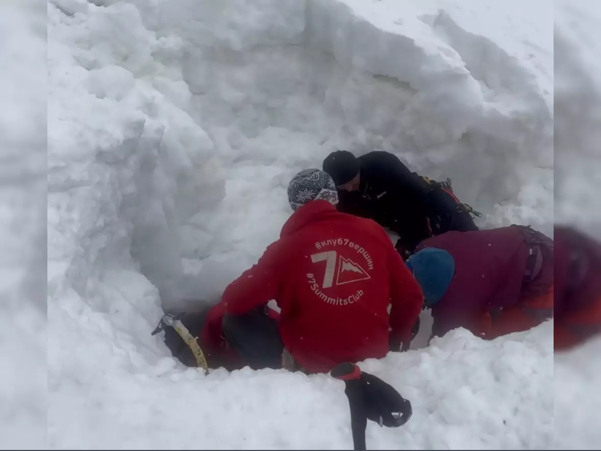Трех альпинистов из Алматы и одного из Москвы накрыло лавиной в Кыргызстане, есть погибший