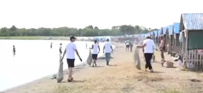 Берег популярного среди туристов соленого озера очистили в области Абай